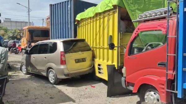 Kecelakaan di Sidrap, Truk Kontainer Mundur di Jalur Menanjak Tabrak 3 Kendaraan Kecelakaan di Sidrap, Truk Kontainer Mundur di Jalur Menanjak Tabrak 3 Kendaraan