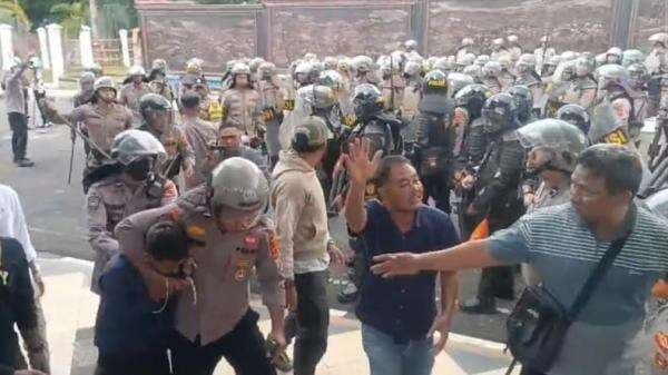 Demo Mahasiswa di Kantor Gubernur Jambi Ricuh, 3 Orang Ditangkap Demo Mahasiswa di Kantor Gubernur Jambi Ricuh, 3 Orang Ditangkap