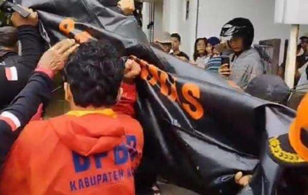 Bocah 5 Tahun yang Hanyut di Sungai Perak Kudus Ditemukan Tewas Tertutup Lumpur Bocah 5 Tahun yang Hanyut di Sungai Perak Kudus Ditemukan Tewas Tertutup Lumpur