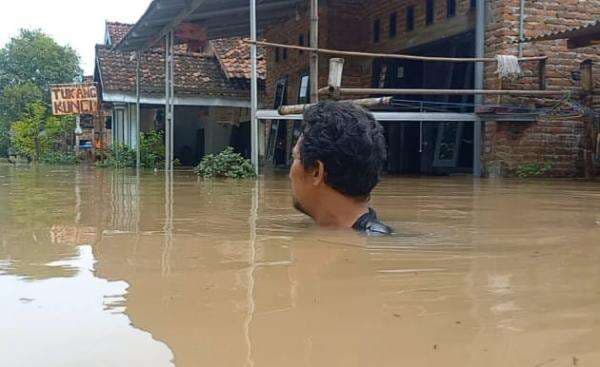 Hujan Deras di Jombang, 8 Desa di Kecamatan Mojoagung Terendam Banjir Sedada Orang Dewasa Hujan Deras di Jombang, 8 Desa di Kecamatan Mojoagung Terendam Banjir Sedada Orang Dewasa