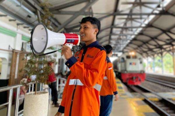 FOTO: Relawan Pecinta Kereta Api Jadi Garda Depan Layanan di Masa Angkutan Nataru FOTO: Relawan Pecinta Kereta Api Jadi Garda Depan Layanan di Masa Angkutan Nataru