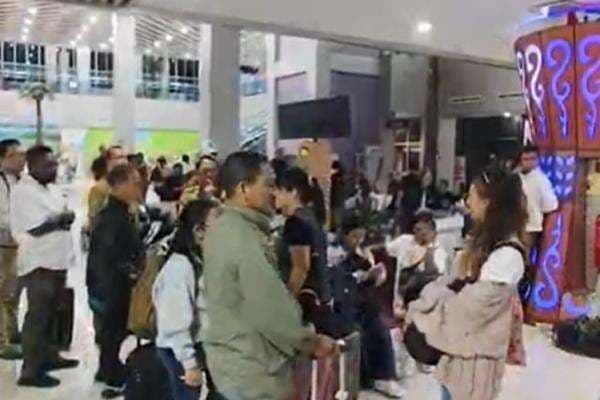 Ratusan Penumpang Super Air Jet Telantar 18 Jam di Bandara Sorong, Ini Penyebabnya Ratusan Penumpang Super Air Jet Telantar 18 Jam di Bandara Sorong, Ini Penyebabnya