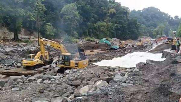 Perbaikan Jalan Lembah Anai Dikebut, Mobil dan Truk Dilarang Melintas Perbaikan Jalan Lembah Anai Dikebut, Mobil dan Truk Dilarang Melintas