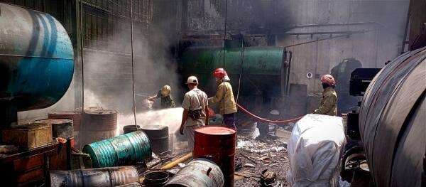 Pabrik Styrofoam di Menganti Hangus Terbakar, Diduga Akibat Percikan Las Pabrik Styrofoam di Menganti Hangus Terbakar, Diduga Akibat Percikan Las
