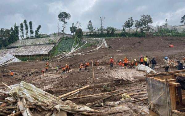 Kementerian PU Kerahkan 15 Alat Berat untuk Tangani Bencana Longsor Cisarua Kementerian PU Kerahkan 15 Alat Berat untuk Tangani Bencana Longsor Cisarua