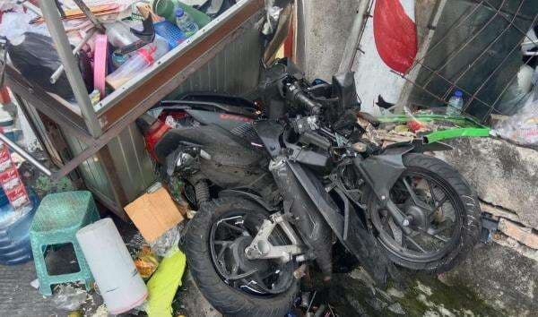 Hilang Kendali, Mobil Tabrak PKL dan Pemotor Sebabkan 5 Orang Terluka di Jakut Hilang Kendali, Mobil Tabrak PKL dan Pemotor Sebabkan 5 Orang Terluka di Jakut