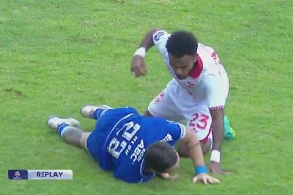 Yance Sayuri Minta Maaf Nyaris Tinju Marc Klok dalam Duel Malut United vs Persib Bandung Yance Sayuri Minta Maaf Nyaris Tinju Marc Klok dalam Duel Malut United vs Persib Bandung