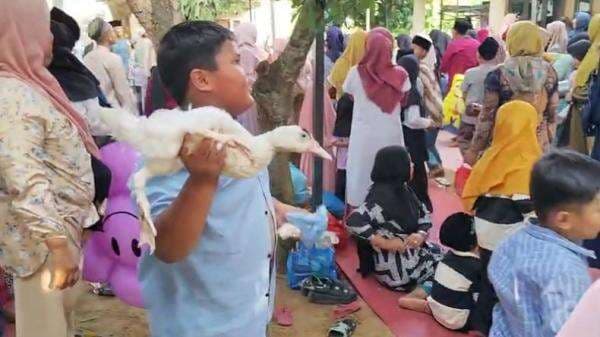 Seru! Tradisi Sambut Maulid Nabi Muhammad SAW di Bangkalan, Warga Berebut Uang hingga Bebek Seru! Tradisi Sambut Maulid Nabi Muhammad SAW di Bangkalan, Warga Berebut Uang hingga Bebek