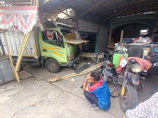 Pecah Ban, Truk Hino Tabrak Rumah dan Motor di Pelemwatu Pecah Ban, Truk Hino Tabrak Rumah dan Motor di Pelemwatu