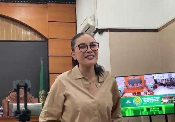 Jelang Vonis Keluarga Siap Dukung, Nikita Mirzani: Doa Sholat Aja, Enggak Gugup Sih Biasa Aja! Jelang Vonis Keluarga Siap Dukung, Nikita Mirzani: Doa Sholat Aja, Enggak Gugup Sih Biasa Aja!