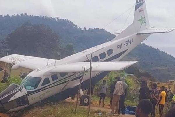 Penampakan Pesawat Smart Air yang Kecelakaan di Bandara Tiom Lanny Jaya Penampakan Pesawat Smart Air yang Kecelakaan di Bandara Tiom Lanny Jaya