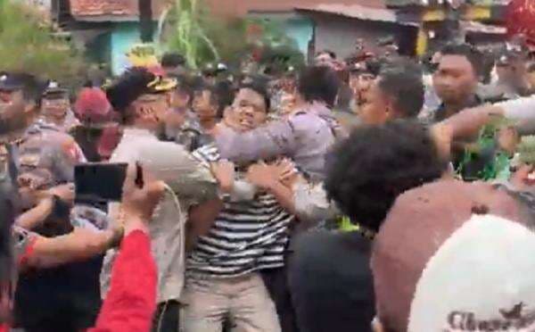 Eksekusi Belasan Rumah di Puri Asih Bekasi Ricuh, Warga Menangis Histeris Eksekusi Belasan Rumah di Puri Asih Bekasi Ricuh, Warga Menangis Histeris