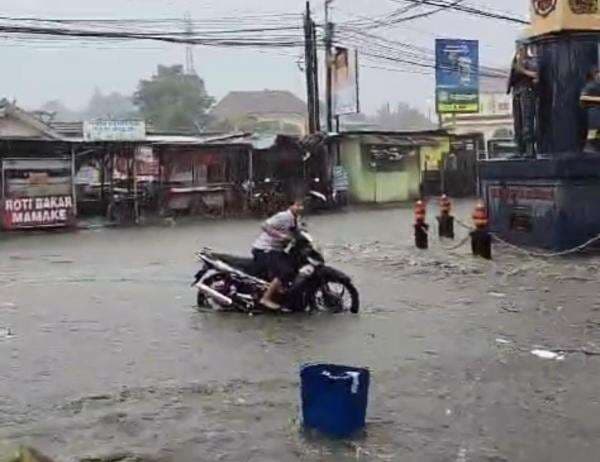 Hujan 2 Jam Kaliwungu Tergenang Banjir, BPBD Kendal Minta Waspada Potensi Bencana Hujan 2 Jam Kaliwungu Tergenang Banjir, BPBD Kendal Minta Waspada Potensi Bencana