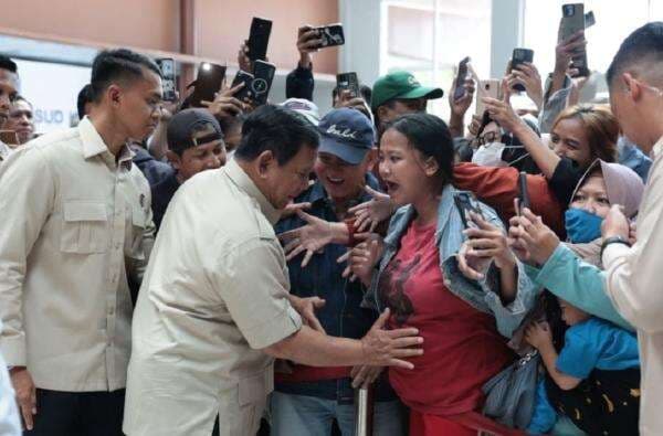 Momen Ibu Hamil Kegirangan saat Perutnya Dielus Prabowo di RSUD Koja Momen Ibu Hamil Kegirangan saat Perutnya Dielus Prabowo di RSUD Koja