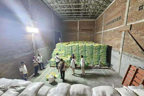 Polisi Bongkar Pengoplosan Beras di Lombok Timur NTB, 110 Ton Disita Polisi Bongkar Pengoplosan Beras di Lombok Timur NTB, 110 Ton Disita