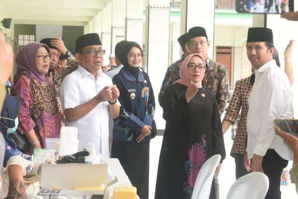 Pemeriksaan Kesehatan Gratis Sasar Ratusan Santri di Kediri, Begini Penyampaian Menko PMK Pemeriksaan Kesehatan Gratis Sasar Ratusan Santri di Kediri, Begini Penyampaian Menko PMK