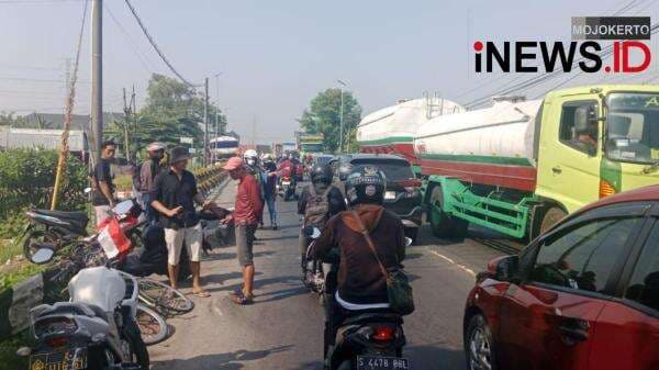 Kesaksian Warga Kecelakaan Maut di Mojokerto, Motor Tabrak Pembatas Jalan, Pengendara Terbentur Truk Kesaksian Warga Kecelakaan Maut di Mojokerto, Motor Tabrak Pembatas Jalan, Pengendara Terbentur Truk