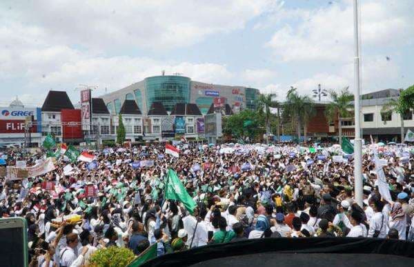 Ribuan Santri Gelar Aksi di Polda DIY, Tuntut Kasus Penusukan Diproses Hukum Ribuan Santri Gelar Aksi di Polda DIY, Tuntut Kasus Penusukan Diproses Hukum