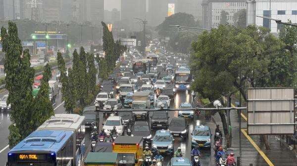 Jalan Gatot Subroto Arah Slipi Macet Imbas Hujan Deras Jalan Gatot Subroto Arah Slipi Macet Imbas Hujan Deras
