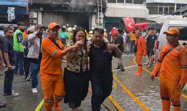 Dramatis, Detik-Detik Petugas Evakuasi Karyawan saat Kebakaran Gedung Terra Drone Kemayoran Dramatis, Detik-Detik Petugas Evakuasi Karyawan saat Kebakaran Gedung Terra Drone Kemayoran