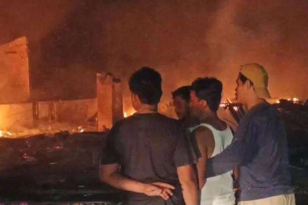 Kebakaran Hanguskan 20 Kios Oleh-Oleh Priangan di Purwakarta, Kerugian Capai Ratusan Juta Kebakaran Hanguskan 20 Kios Oleh-Oleh Priangan di Purwakarta, Kerugian Capai Ratusan Juta