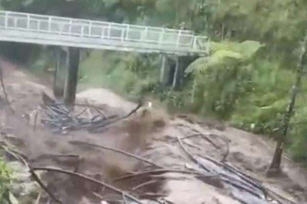 Detik-Detik Banjir Bandang Terjang Wisata Guci Tegal, BNPB Belum Terima Laporan Korban Detik-Detik Banjir Bandang Terjang Wisata Guci Tegal, BNPB Belum Terima Laporan Korban