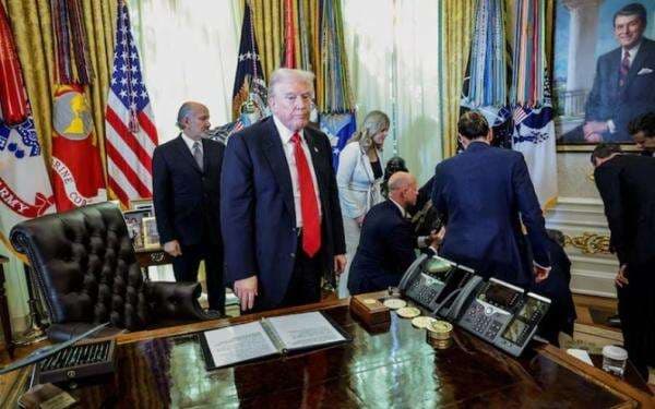 Duh, Pejabat Perusahaan Farmasi Pingsan di Dekat Trump saat Pengumuman Harga Obat Diet Duh, Pejabat Perusahaan Farmasi Pingsan di Dekat Trump saat Pengumuman Harga Obat Diet