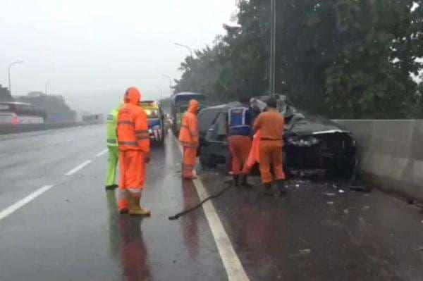 Kecelakaan Maut di Tol Cipularang, Pejabat Pemkab Bekasi Tewas usai Minibus Tabrak Truk Kecelakaan Maut di Tol Cipularang, Pejabat Pemkab Bekasi Tewas usai Minibus Tabrak Truk