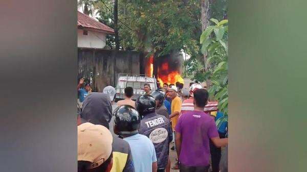 Minibus Meledak Usai Isi BBM di SPBU Baubau, Sopir Kabur Tinggalkan Jeriken dalam Mobil Minibus Meledak Usai Isi BBM di SPBU Baubau, Sopir Kabur Tinggalkan Jeriken dalam Mobil
