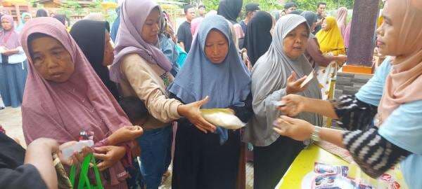 Sosialiasi Program Ahmad Luthfi-Taj Yasin, Bolone Mase Banyumas Gelar Pasar Murah Sosialiasi Program Ahmad Luthfi-Taj Yasin, Bolone Mase Banyumas Gelar Pasar Murah