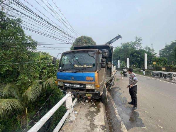 Sopir Truk Tronton Ngantuk Tabrak Jembatan di Gunung Putri Bogor, Satu Orang Terluka Sopir Truk Tronton Ngantuk Tabrak Jembatan di Gunung Putri Bogor, Satu Orang Terluka