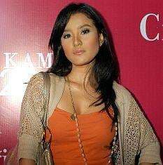 Petugas Polisi Bersihkan Jalan Trans Flores dari material Lewotobi Petugas Polisi Bersihkan Jalan Trans Flores dari material Lewotobi