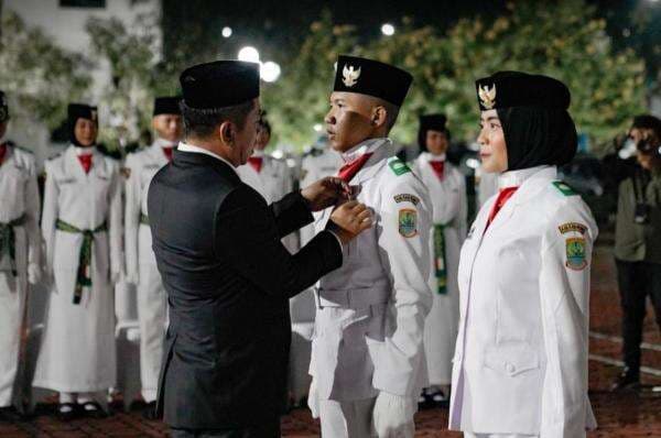 Bupati Aep Kukuhkan 50 Anggota Pasukan Pengibar Bendera Pusaka di Karawang Bupati Aep Kukuhkan 50 Anggota Pasukan Pengibar Bendera Pusaka di Karawang