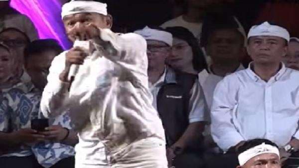 KDM Ngamuk Marahi Suporter Persikas Ganggu Acara Nganjang ka Warga: Kalian Tidak Punya Otak! KDM Ngamuk Marahi Suporter Persikas Ganggu Acara Nganjang ka Warga: Kalian Tidak Punya Otak!