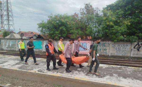 Wanita Tanpa Identitas Tewas Tersambar Kereta Api di Stasiun Lemahabang Wanita Tanpa Identitas Tewas Tersambar Kereta Api di Stasiun Lemahabang