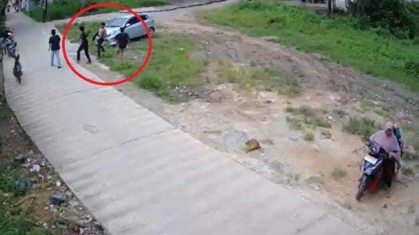 Perkelahian Sengit 2 Lawan 1 di Banjar Terekam CCTV, 1 Tewas Ditikam Perkelahian Sengit 2 Lawan 1 di Banjar Terekam CCTV, 1 Tewas Ditikam