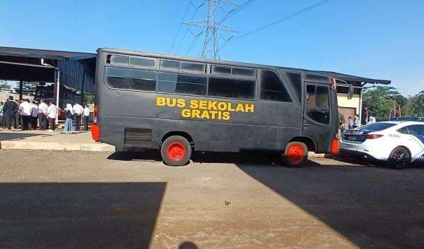 Sekda Kabupaten Tasikmalaya Launcing Layanan Bus Sekolah Gratis: Pendidikan itu Investasi Masa Depan Sekda Kabupaten Tasikmalaya Launcing Layanan Bus Sekolah Gratis: Pendidikan itu Investasi Masa Depan