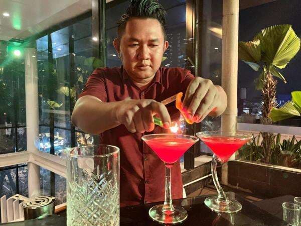 Allan Septiana, Mixologist Berbakat yang Siap Ubah Suasana Bar di Brits Hotel Karawang Allan Septiana, Mixologist Berbakat yang Siap Ubah Suasana Bar di Brits Hotel Karawang