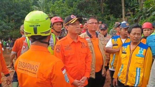 Bupati Cilacap Pantau Langsung Pencarian Korban Longsor, 20 Orang Masih Tertimbun Bupati Cilacap Pantau Langsung Pencarian Korban Longsor, 20 Orang Masih Tertimbun