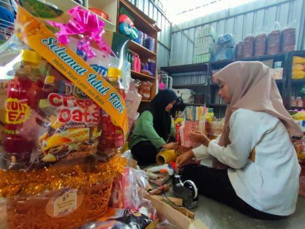 Perajin Parcel Lebaran di Jombang Banjir Orderan, Bingkisan Anak Jadi Tren Favorit Tahun Ini Perajin Parcel Lebaran di Jombang Banjir Orderan, Bingkisan Anak Jadi Tren Favorit Tahun Ini