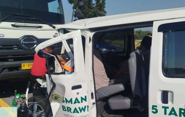 Kecelakaan di Tol Jombang, Minibus SMAN 5 Taruna Brawijaya Ringsek Tabrak Truk, 4 Orang Luka Kecelakaan di Tol Jombang, Minibus SMAN 5 Taruna Brawijaya Ringsek Tabrak Truk, 4 Orang Luka