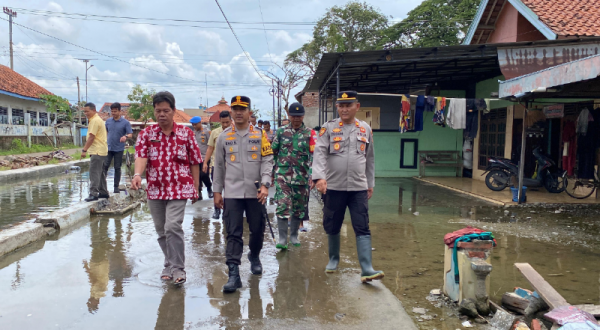 Banjir Rob Melanda Desa Kaliprau, Polres Pemalang Kirim Bantuan Sembako ke Dapur Umum Banjir Rob Melanda Desa Kaliprau, Polres Pemalang Kirim Bantuan Sembako ke Dapur Umum