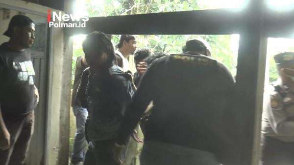 Pria Bawa Badik Diamankan Saat Eksekusi Rumah Ukir Oleh Pengadilan Agama di Polman Pria Bawa Badik Diamankan Saat Eksekusi Rumah Ukir Oleh Pengadilan Agama di Polman