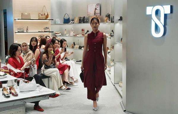 Staccato Buka Gerai Baru di Ciputra World Surabaya, Hadirkan Koleksi Lunar New Year yang Elegan Staccato Buka Gerai Baru di Ciputra World Surabaya, Hadirkan Koleksi Lunar New Year yang Elegan