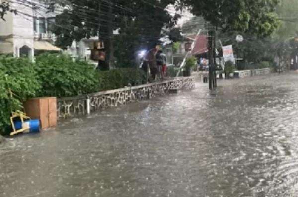Hujan Deras, Kemang Utara Jaksel Terendam Banjir! Hujan Deras, Kemang Utara Jaksel Terendam Banjir!