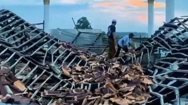 Aula Ponpes di Lampung Selatan Ambruk Aula Ponpes di Lampung Selatan Ambruk
