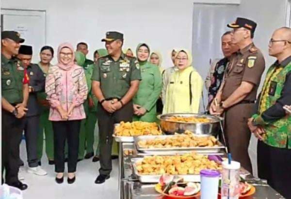 Launching Program Makan Bergizi Gratis di Indramayu, Nina Agustina Tinjau Langsung Dapur Sehat Launching Program Makan Bergizi Gratis di Indramayu, Nina Agustina Tinjau Langsung Dapur Sehat