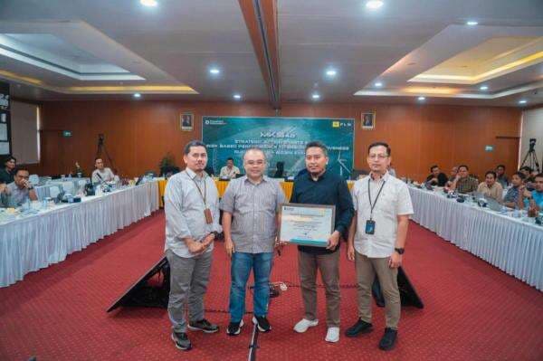 Proyek Listrik Tembus Borneo, PLN UIP KLT Raih Penghargaan Nasional Proyek Listrik Tembus Borneo, PLN UIP KLT Raih Penghargaan Nasional