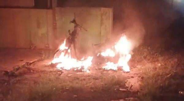 Heboh Sepeda Motor di Jombang Terbakar Sisakan Rangka, Pemilik Menghilang Tinggalkan Helm Heboh Sepeda Motor di Jombang Terbakar Sisakan Rangka, Pemilik Menghilang Tinggalkan Helm