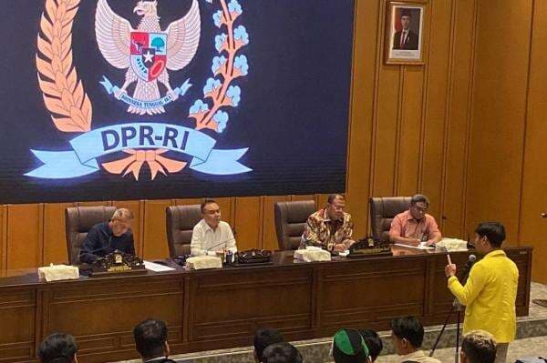 Tunjangan Naik Anggota Dewan Joget-Joget, Mahasiswa ke Pimpinan DPR: Hati Kami Sedih Pak Tunjangan Naik Anggota Dewan Joget-Joget, Mahasiswa ke Pimpinan DPR: Hati Kami Sedih Pak